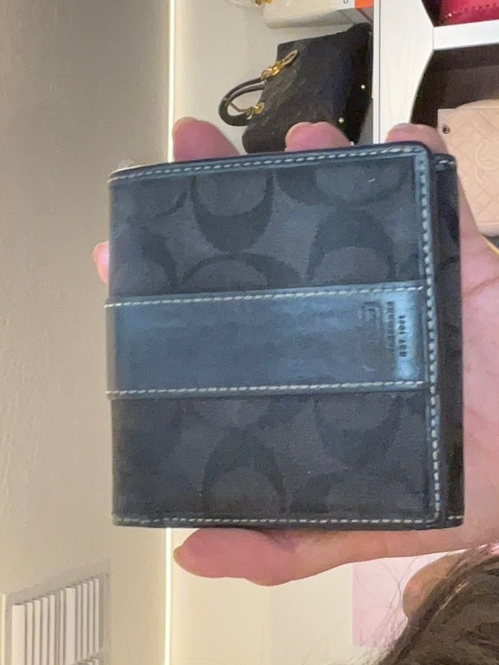 83. coach sold as is Desc in live no cancel/returns